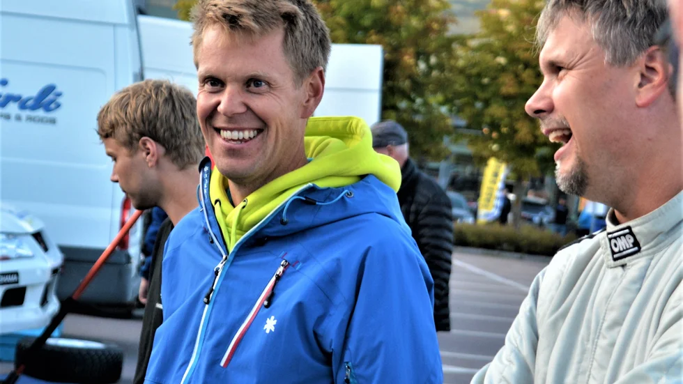 PG Andersson från Årjäng vinnare i helgens SM-premiär i Kil, här i samspråk med Eskilstunas Per Göthberg, till höger, som slutade sjua.