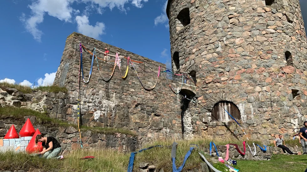 Tornet Fars hatt var en del av Bohus fästning som under lördagen pryddes av en 2|785 meter lång halsduk.