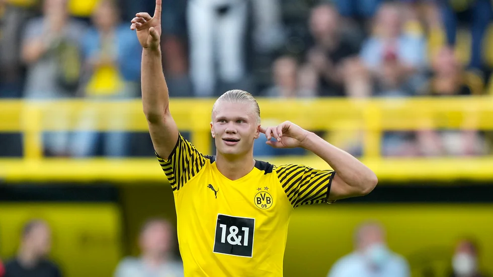 Erling Braut Haaland jublar efter sitt andra mål.