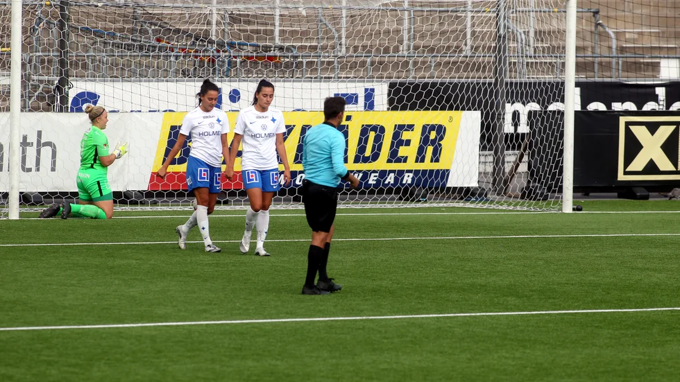 Sofia Hjern och tvillingparet Cajlakovic (Irma och Selma) just efter att Jitex spräckt nollan i matchen. Den egna nollan lyckades gästerna från Mölndal freda hela vägen in. 