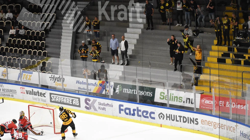 Rickard Hugg satte säsongens första mål inför Västra Stå, vilket var ett av tre PP-mål när AIK vann med 4–0. 