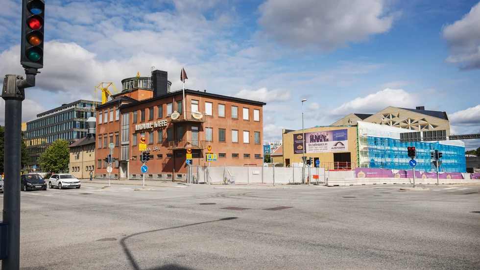 I marken där kaffebolagets nya lager nu byggs upptäcktes föroreningar som måste saneras. Företaget anser att kommunen bär skulden och kräver sex miljoner för saneringskostnaden.