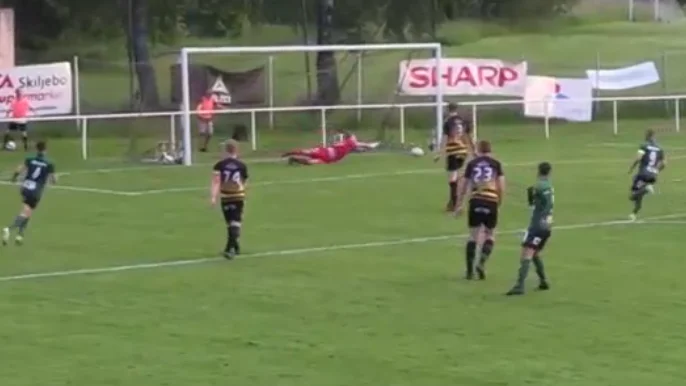 Skiljebomålvakten fick fingertopparna på Haris Bajramovic luriga skott.