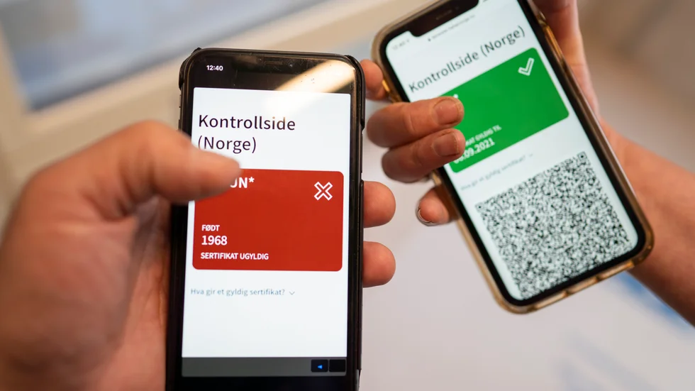 Att lägga upp bilder på QR-koden som visar om du haft covid-19 eller vaccinerats är dumt, varnar hälsominister Bent Høie.