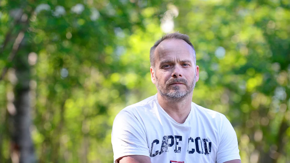"Det har varit viktigare att följa regelverket än att skydda personalen", säger Jonas Karlsson som själv smittades av corona när han vikarierade som lärare i skolan. 