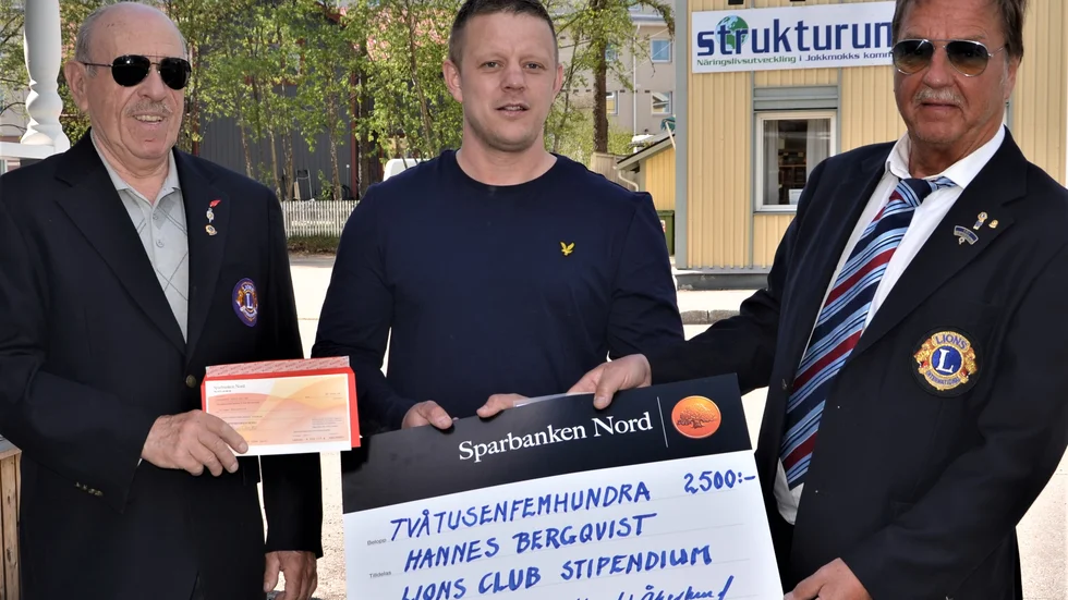 Stipendiaten Hannes Bergqvist gratuleras av Lions representanter Kenneth Åkerlund (president) och Tor-Erling Andreassen. 