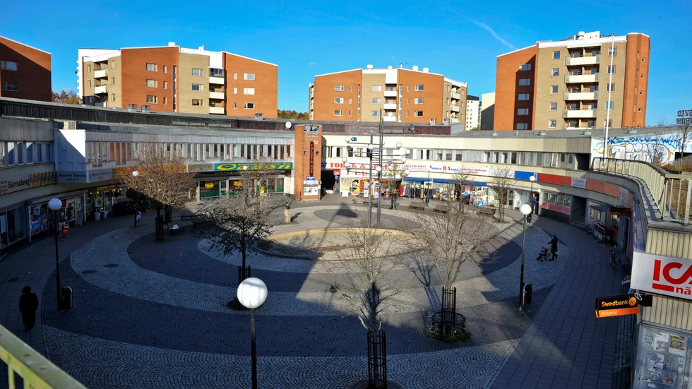 Lars Trägårdh tog cykeln från Södermalm och till Rågsved. (Bilden) Två gamla arbetarstadsdelar som utvecklats åt helt olika håll. Finns det ett gemensamt "vi" där båda ryms?