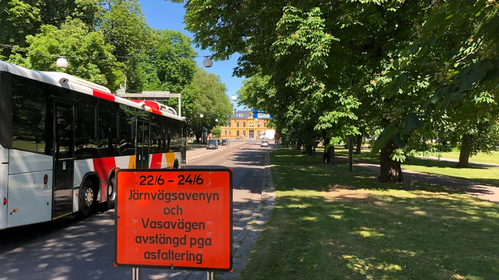 Målsättningen är att arbetet ska vara färdigt och trafiken åter kan släppas på under torsdagen.