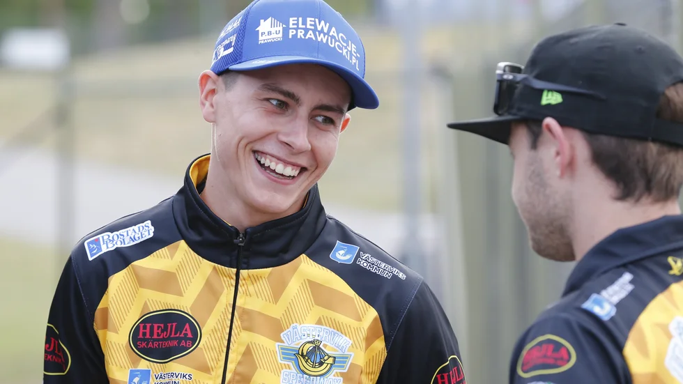 Bartosz Smektala var glad och avslappnad. Här i samspråk med Jaimon Lidsey.