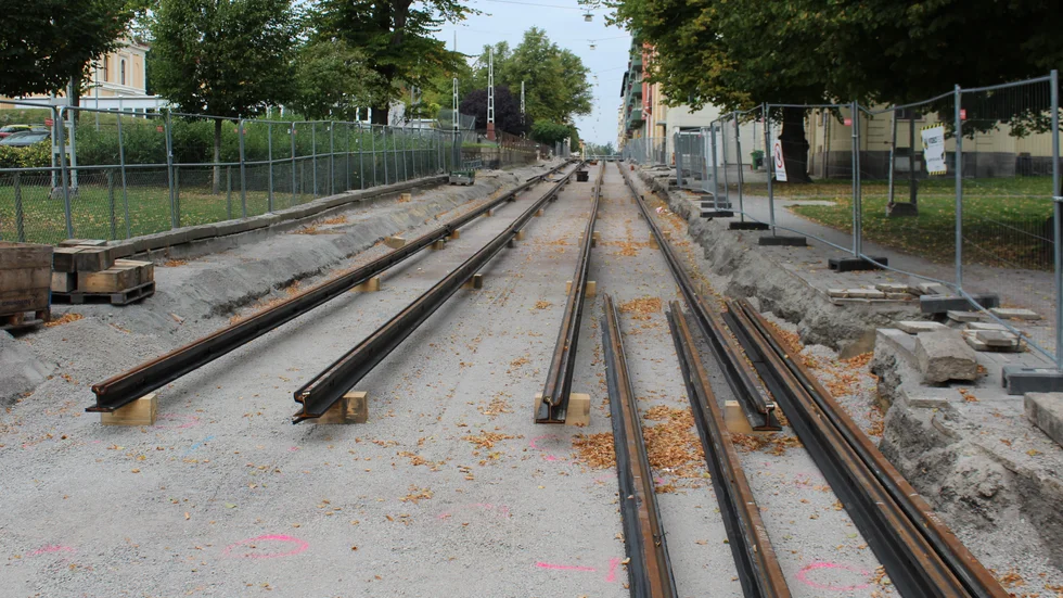 Långt innan det är dags att lägga ut rälsen är det mycket förberedelsearbete som måste göras för spårvägen. Det arbetet måste fortsätta fram till folkomröstningen om tidplanen ska hålla.