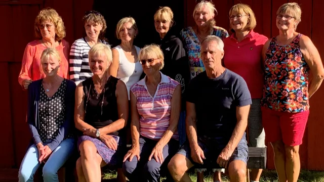 Bildtext: Återträff för NFK:s volleybolldamer. Övre raden från vänster: Sylvia Nilsson, Eva Gustafson, Pia Johansson, Anita Pettersson (Eriksson), Carina Ekman (Dyrefors), Karin Hauschke, Karin Lidstedt (Jonstrand). Nedre raden från vänster: Petra Larnesjö (Rosencrantz), Marie Cronström, Irene Larsson, Kjell Larnesjö.