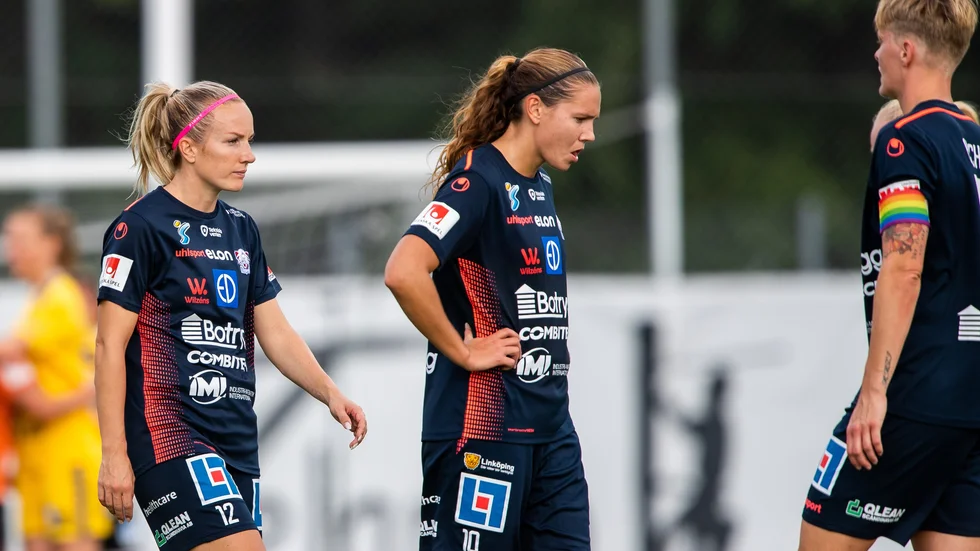 LFC-depp efter 0-1 mot Kristianstad. Petra Johansson, Emma Lennartsson och Nilla Fischer.