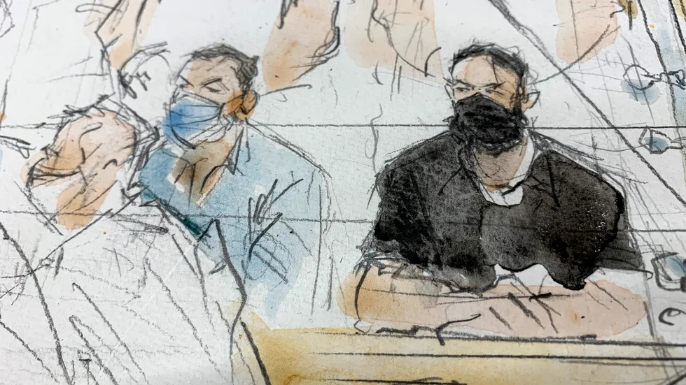 Salah Abdeslam (till höger) på en teckning från den första rättegångsdagen.
