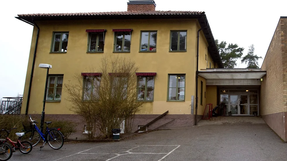 Nyköpings friskola har gått ut med en uppmaning till vårdnadshavare om att påminna deras barn om att inte följa med främmande personer.