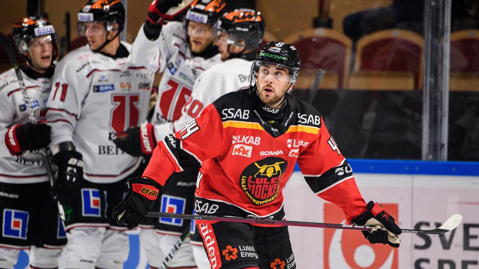 Jonathan Andersson deppar efter att Örebro har gjort sitt andra mål i matchen.