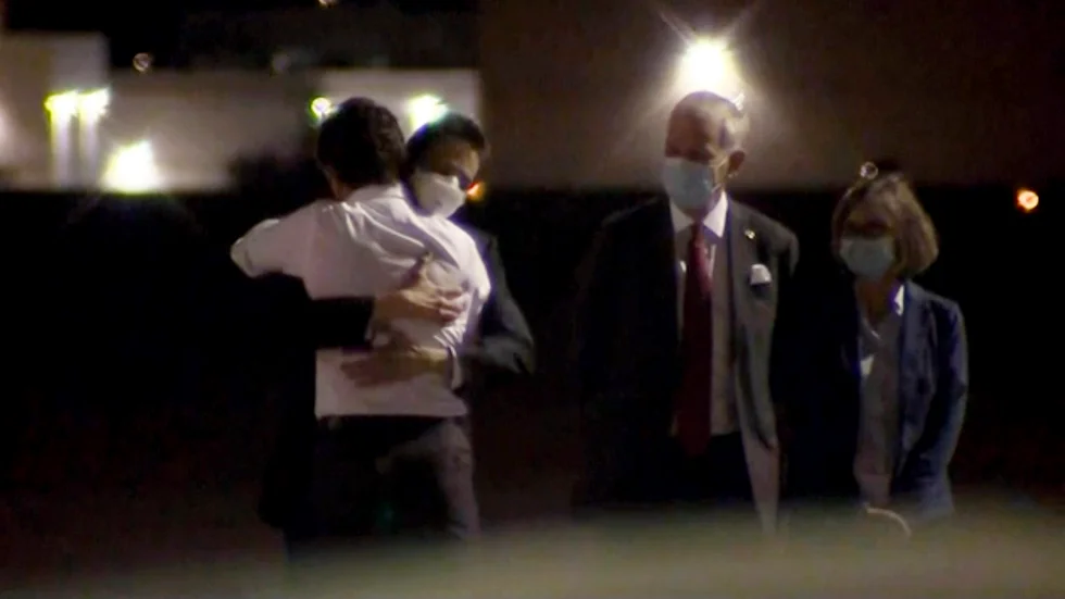 Kanadas premiärminister Justin Trudeau välkomnar de två spionanklagade kanadensarna Michael Kovrig och Michael Spavor vid flygplatsen i Calgary.