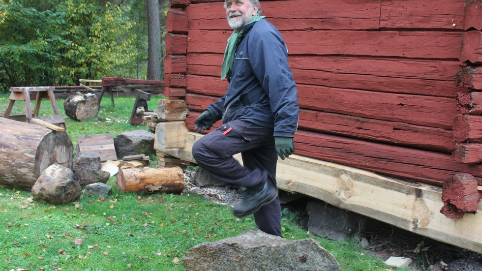 Hans Skoglund hade mycket att stå i den här förmiddagen. Stenarna under Höglunds loge skulle tillbaka. 