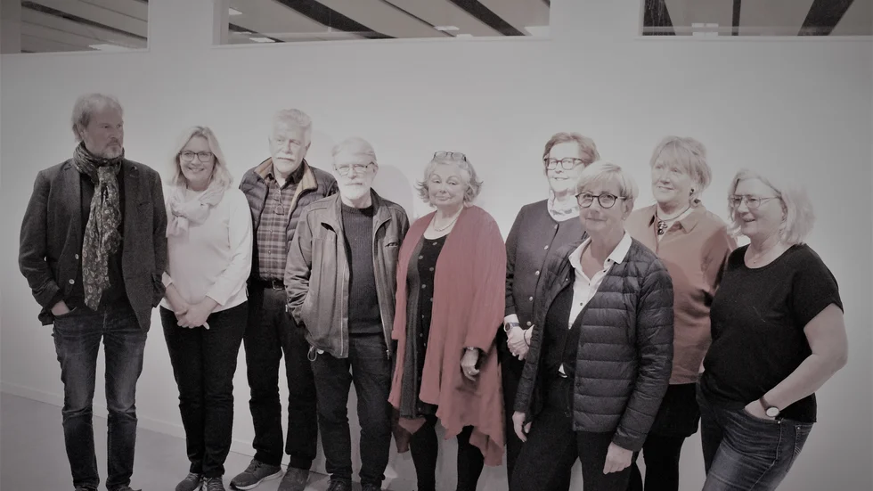 Här ser vi nästan hela styrelsen i Konstföreningen. Stefan Carlsson längst till vänster och därefter Kerstin Gustafsson, Gunnar Johansson, Johan Tell, Agnetha Eriksson-Lind, Kerstin Lundqvist, Christina Hasselrot, Elisabet Rehn och Katrin Lindström. 