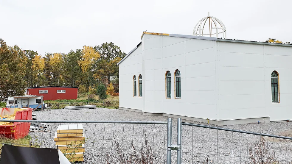 Den nya kyrkan ligger bara ett stenkast från den nuvarande (den röda byggnaden till vänster i bild).