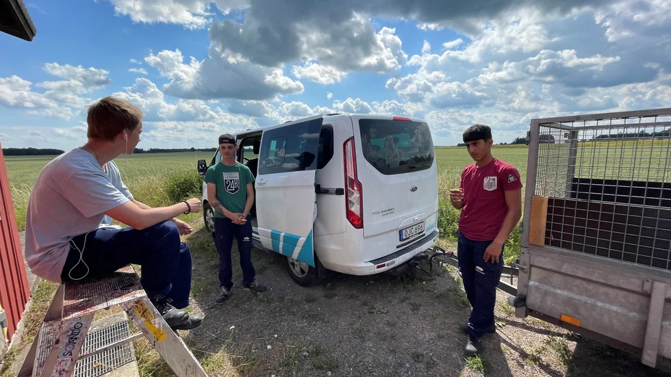 Axel Grönli, Melvin Johansson och Mohammad Alabse på plats i Klockrike för att måla om ett pumphus.