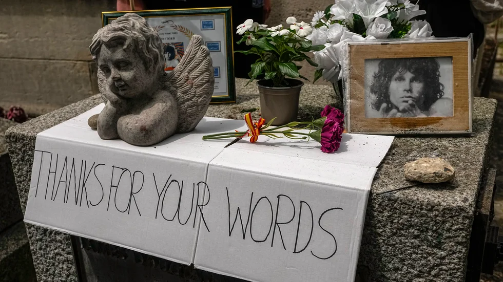 Den 3 juli samlades fans vid Jim Morrisons grav på kyrkogården Père-Lachaise i Paris, i samband med 50-årsdagen efter den legendariske sångarens död. Arkivbild.