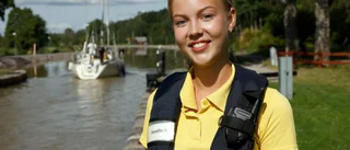 Hon hjälper turisterna att slussa på Göta Kanal