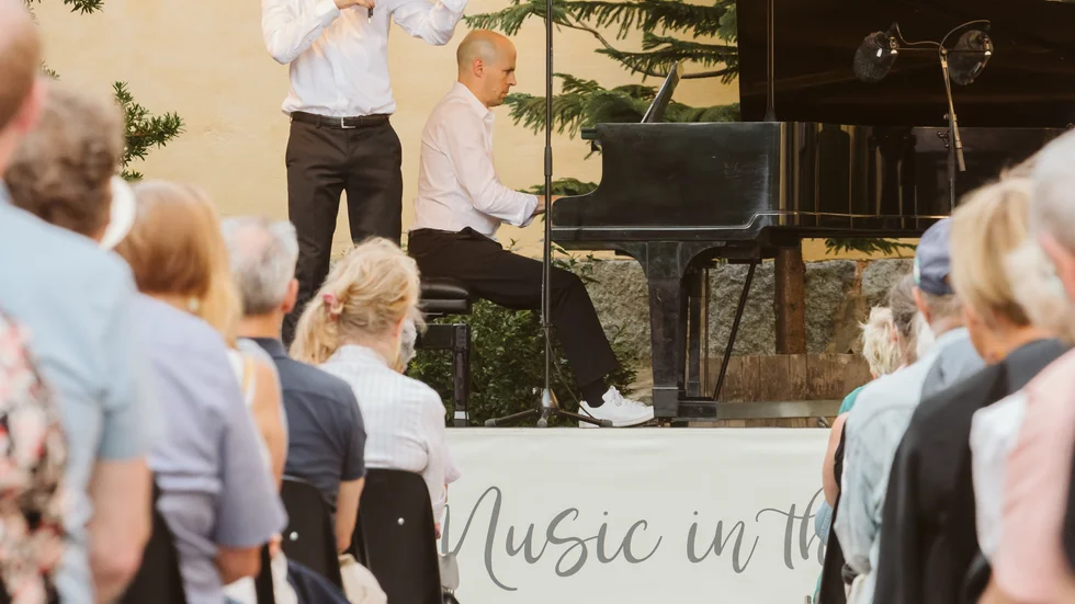 Violinisten Johan Dalene och den franska pianisten Julien Quentin under konserten i Botaniska trädgården den 8 juli. 