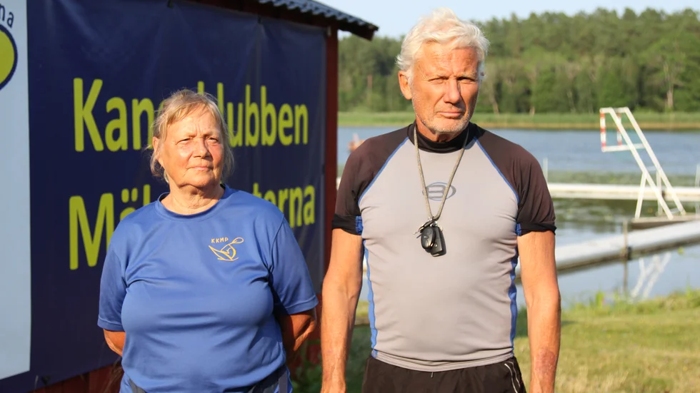 Kerstin och Hans Öberg är grundare av Mälarpiraterna. De oroliga för deras medlemmars säkerhet när vattenskidåkarna är ute samtidigt som dem. 