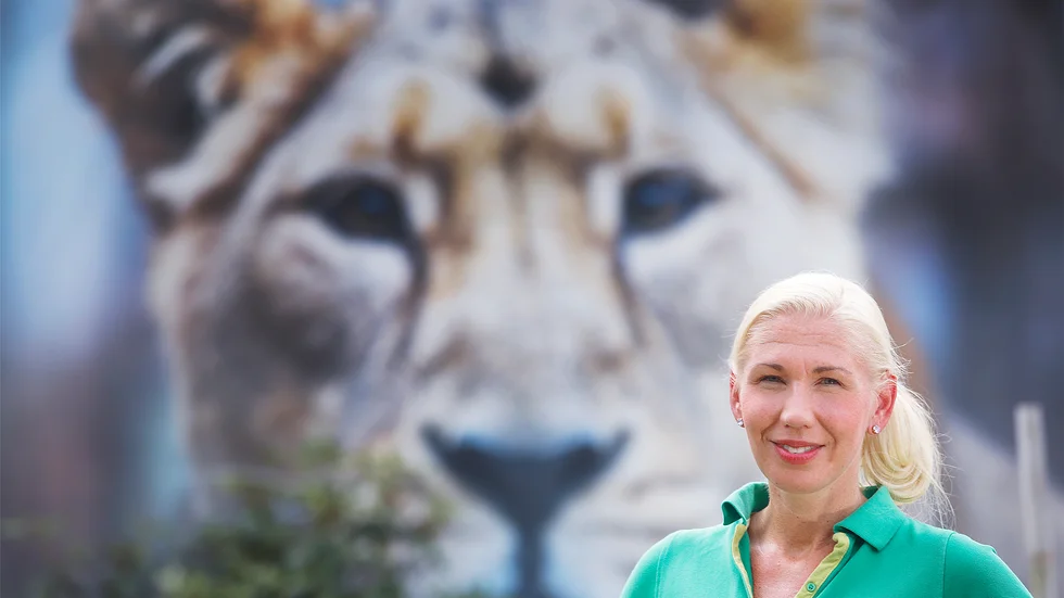 Sofia Larsson, vd på Parken Zoo i Eskilstuna, är väldigt glad efter torsdagens lättnader.  "Nu öppnar vi de flesta av våra djurhus igen och vi kommer även att kunna köra nästa samtliga åkattraktioner i tivolit", säger hon.