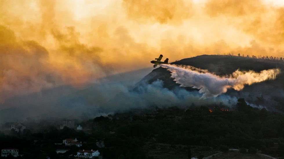 Svenskar har evakuerats från ett hotell på den grekiska ön Samos sedan en skogsbrand brutit ut sju kilometer från hotellet. Bilden från en tidigare brand på ön. Arkivbild.