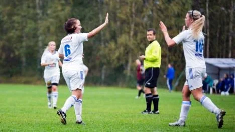 Miriam Berggren (till vänster) gjorde fyra mål och Ellen Hedman ett mål när Storfors vann mot Norrsken.