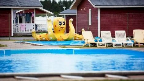 Utomhuspoolen stängs när vädret är dåligt och anställda berättar att de då får stanna hemma utan lön. Robert Sjölund, vd vid Pite havsbad, menar att det finns jobb åt alla.