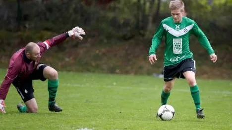 Jens Svanberg gör här ett av sina fem mål när Rosviks IK för tredje gången den här säsongen gjorde tvåsiffrigt. Det blev 12-2 mot Gammelstad.