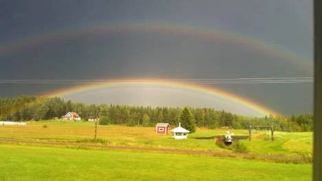Dubbla regnbågar i Tväråfors, Västerbotten.