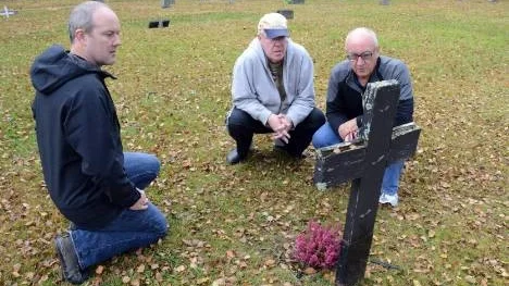 Oerhört gripande och snudd på tårfyllt var det att närma sig graven på Arjeplogs kyrkogård där en farfar och farfarsfar är begravd. Holmlundarna Erik och pappa John från Kanade besökte graven tillsammans med Arjeplogsbon Anders Holmlund (i mitten).