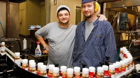 Arbetskamraterna Marius Cata och Samuel Nilsson gläds åt Delikatessfabriken i Vidsel som ger arbete och framtidshopp i byn.