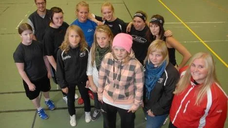 Argentums damlag tränar för fullt inför helgens seriepremiär.  Fr.v. Carola Lundström, tränare Peter Fransson, Erika Bergman, Elin  Lestander, Sara Skum, Emma Westerlund, Sofia Ranberg, Malin Svensson,  Anna Ranberg, Anette Jonsson, Ida Persson och Emilie Brunnkvist.