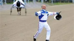 Peter Ingves, kusk bakom Commander Crowe, fick dansa segerdans efter vinster i Sundsvall Open Trot.