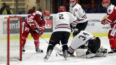 Jonas Sjöström gjorde en bra insats i Kalix kasse. Här snuvar han Piteås Kent Lindberg på pucken. PHC vann träningsmatchen efter en blek insats.