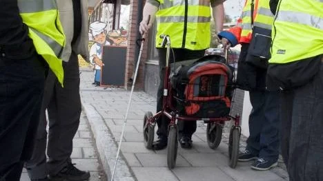 Den ramp som byggts utanför några affärer saknar både kontrast, kantstopp och ledstång. Tomas Tillberg, synskadades riksförbund, förklarar det nödvändiga i dessa enkelt avhjälpta hinder för Leif Nordlund längst till vänster.