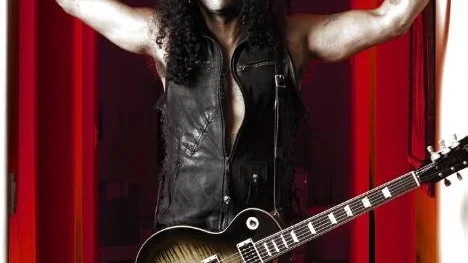 När sångaren Scott Weiland lämnade Velvet Revolver fick Slash nog av struliga vokalister. Nu släpper han sin solodebut. "Jag tror att alla som varit med i Guns N´ Roses har sin egen överlevnadsstrategi", säger rockikonen.