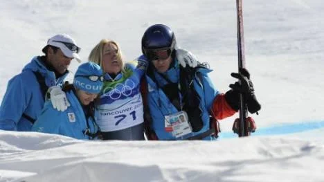 Anja Pärson fick hjälpas bort från backen.