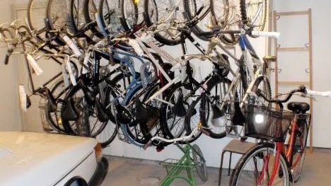 Polisens cykelställ med upphittade cyklar är fullt. Men snart töms det. Snart blir cyklarnas upphittare ägare till hittegodset.
