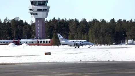 Det isländska askmolnet fortsätter att lägga sin skugga över flygtrafiken - även om viss uppluckring kunde skönjas under gårdagen på Luleå Airport. Här har det propellerdrivna planet från Sundsvall, med en enda passagerare, just tagit mark.