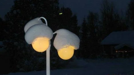 Utebelysningen har fått en vintermössa.