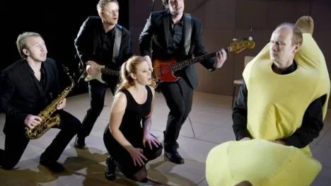 Cissi (Therese Lindberg) sjunger till Lelle (Mikael Odhag) i dansbandsmusikalen "Gråt inga tårar".  Musiker: Jonatan Lundberg, Martin Sundbom och Per-Arne Petersson.