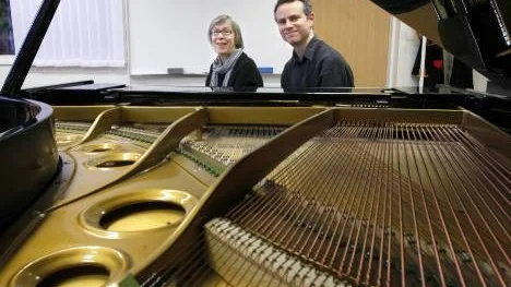 Ewa Engström, en av de profiler  i Piteås musikliv som varit med och byggt upp utbildningarna på Framnäs och musikhögskolan till vad de är i dag,  har lämnat över både pianosalen och sina studenter till Helge Kjekshus, som än så länge använder sig av hennes kursplaner. Efter allt positivt han hört om Luleå tekniska universitets institution i Piteå hade han ganska höga förväntningar, och efter drygt två månader tycker han att förhandsinformationen verkar stämma.