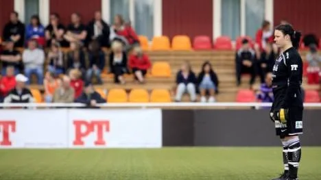 Emma Gustavsson, 17 år, har bestämt sig. Hon slutar som målvakt i Piteå IF, och fortsätter istället som utespelare i Munksund. Dessutom börjar hon om med handbollen - i Strömnäs GIF .Emma är den andra spelaren i Piteå IF som slutar. Det beskedet lämade även Mari Lundkvist efter säsongens sista match.