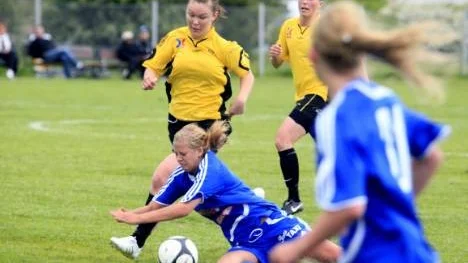 På stopptid avgjordes matchen mellan ISK och Ålkullsjön. En match som gulsvart vann med 3-2.Här är backen Nina Lindfors på språng. (Arkivbild)