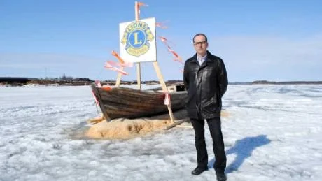 TÄVLING. När båten passerar Kalixbron avgörs tävlingen som går ut på att gissa när isen går på älven. Ansvarig för lotteriet är Jan-Olov Wiklund från Lions Club.